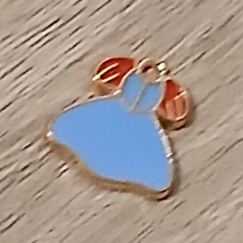 troc de  Reserver Troqueuse Un Pendentif Robe, sur mytroc