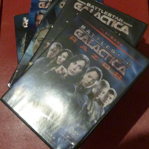 troc de  dvd Battlestar Galactica 2 saisons en Anglais et 2 saisons VF, sur mytroc