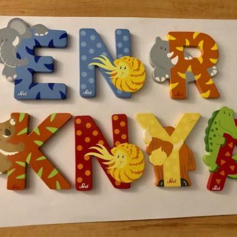 troc de  Lot 7 lettres en bois pour chambre enfant bébé, sur mytroc