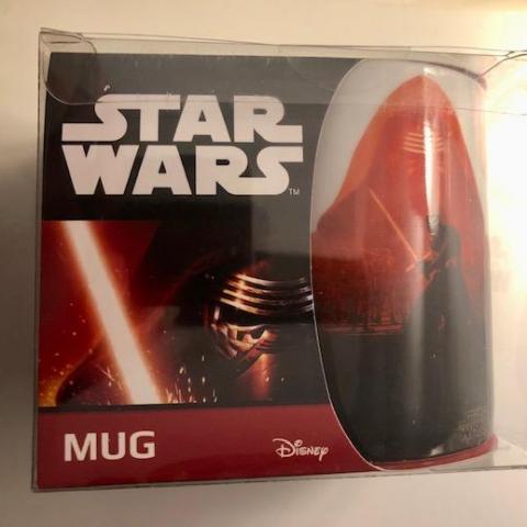 troc de  Tasse mug céramique - Star Wars - Kylo Ren / Phasma + écusson geek Star Wars (tout est neuf), sur mytroc