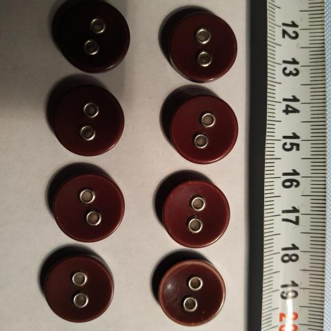 troc de  8 boutons moyens chocolat prune, sur mytroc
