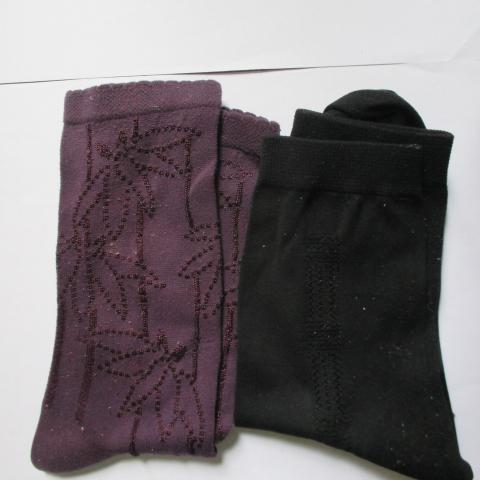 troc de  Reservé F** 2 paires de chaussettes noires et violettes, sur mytroc