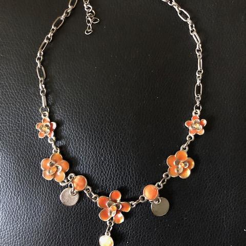 troc de  Collier fantaisie métal argenté petites fleurs orange, sur mytroc