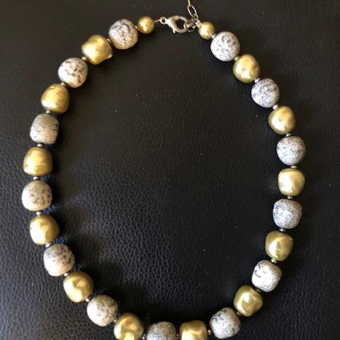 troc de  Collier de perles mates et brillantes fantaisie, sur mytroc