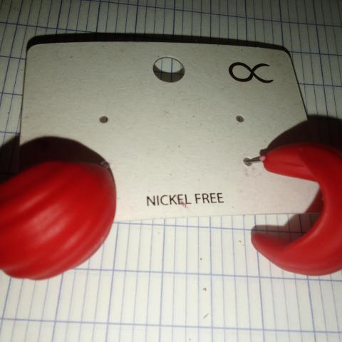 troc de  Boucles d'oreilles en résine neuve, sur mytroc