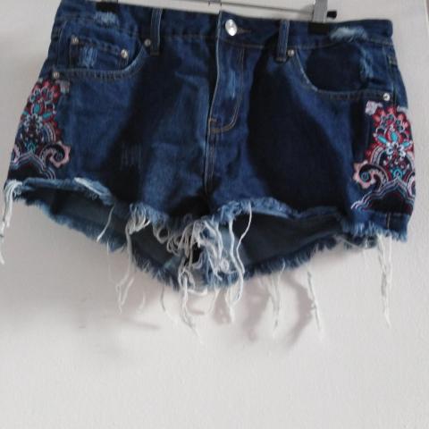 troc de  Short neuf taille38, sur mytroc