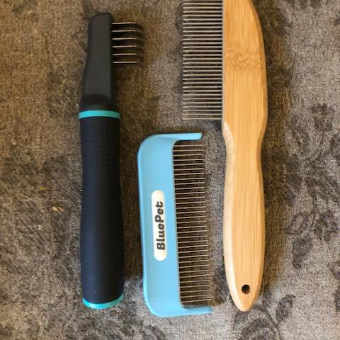 troc de  Lot de 3 brosses soin pelage chien, sur mytroc