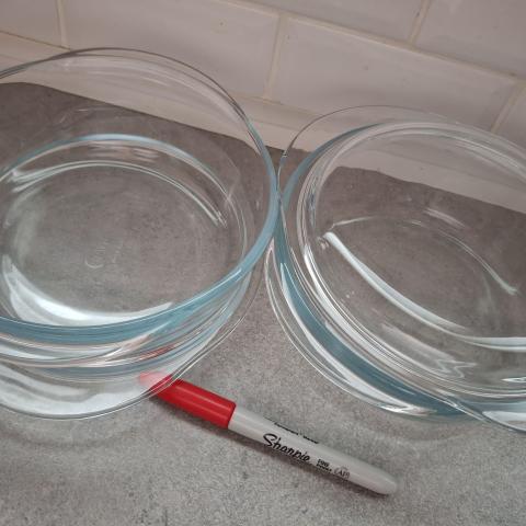 troc de  Plat rond et son couvercle PYREX, sur mytroc