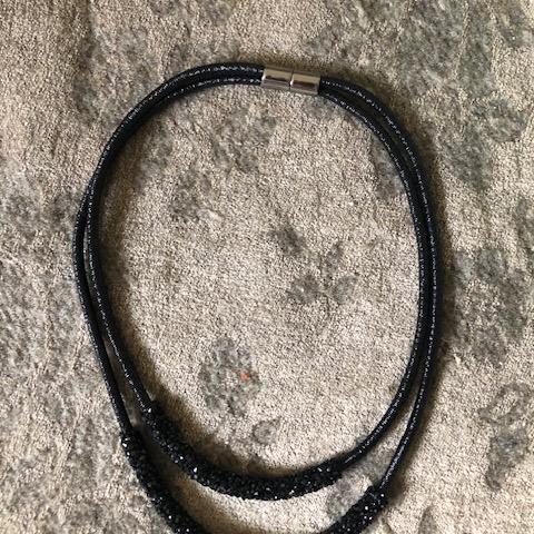 troc de  (réservé) Collier fantaisie de fête noir brillant avec fermeture aimants, sur mytroc