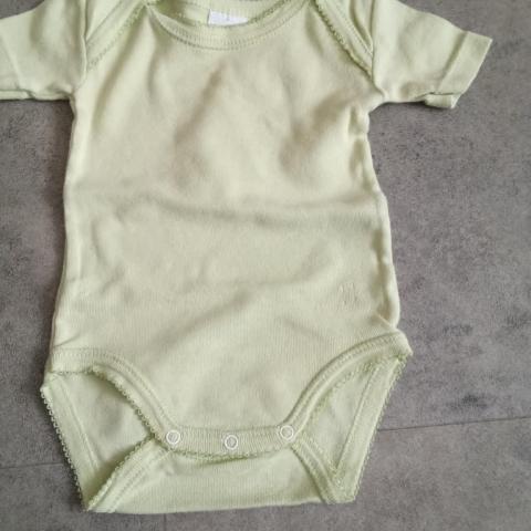 troc de  Body 3 mois vert pale, sur mytroc