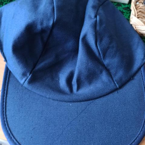 troc de  Casquette bleu marine uni très bon état, sur mytroc