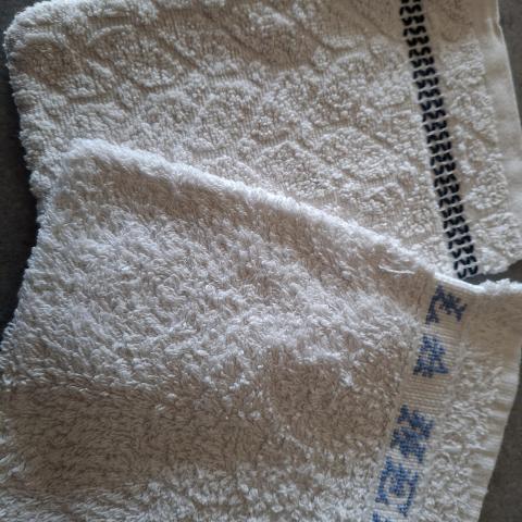 troc de  Lot 2 gants de toilette, sur mytroc