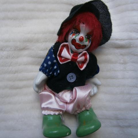 troc de  Petit clown porcelaine et tissu, sur mytroc