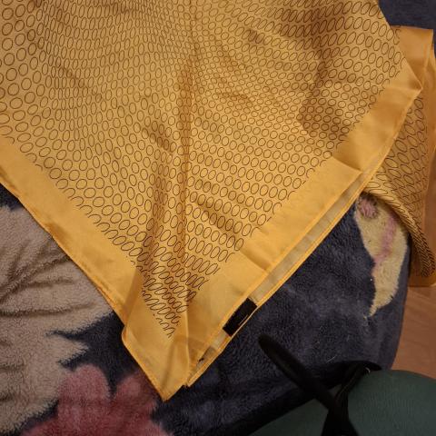 troc de  Foulard jaune, sur mytroc