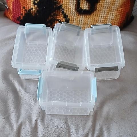 troc de  Lots De Petites Boîtes En Plastique, sur mytroc