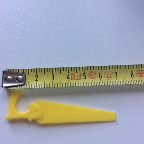 troc de  Deco  bûche de Noël 6 cm hache Plastique jaune 7 cm, sur mytroc