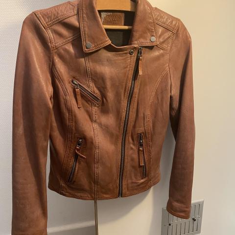 troc de  Veste en cuire femme taille 36, sur mytroc