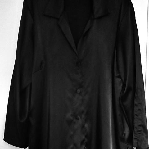 troc de  Chemise/veste noire. RESERVEE., sur mytroc