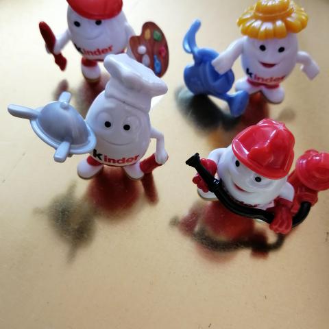 troc de  4 figurines Kinder avec leurs BPZ, sur mytroc