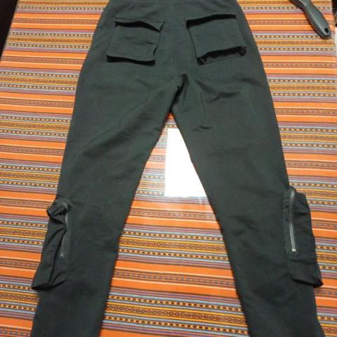 troc de  Pantalon cargo Bershka noir Taille S 11 poches Unisexe, sur mytroc