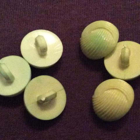 troc de  6 petits boutons vert clair  8 mm, sur mytroc