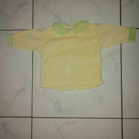 troc de  Pull jaune et vert 1 mois, sur mytroc