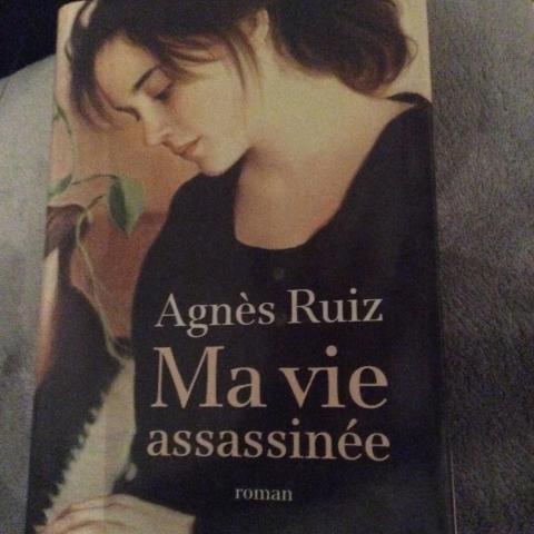 troc de  Ma vie Assassinée  roman  Agnès Ruiz France loisirs 338 pages, sur mytroc