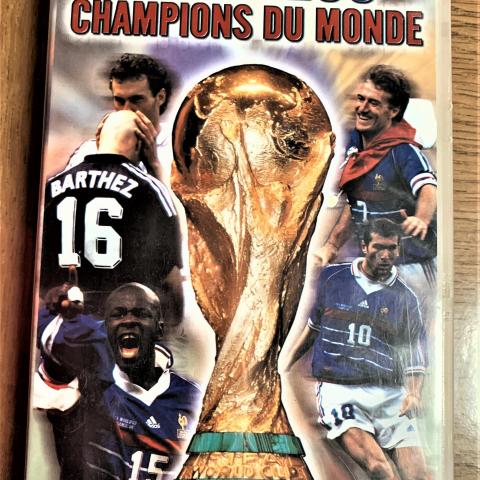 troc de  K7 VHS Les Bleus Champions du monde 1998, sur mytroc