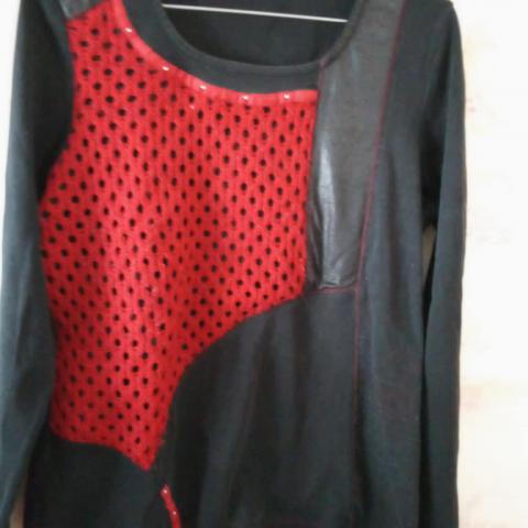 troc de  Haut hiver  taille 42   bon etat noir et rouge, sur mytroc