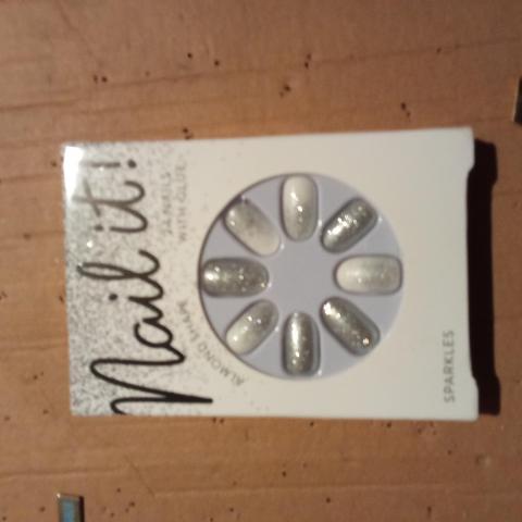 troc de  faux ongles neuf, sur mytroc