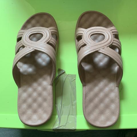 troc de  Claquettes plastique, taille 36 neuve, sur mytroc
