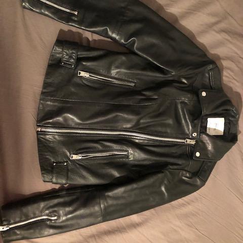 troc de  Blouson noir cuir d'agneau Mango Taille S très bon état, sur mytroc