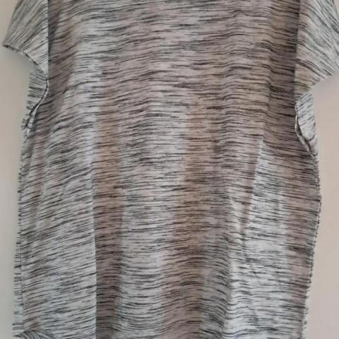 troc de  très joli t-shirt taille 46 48 neuf, sur mytroc