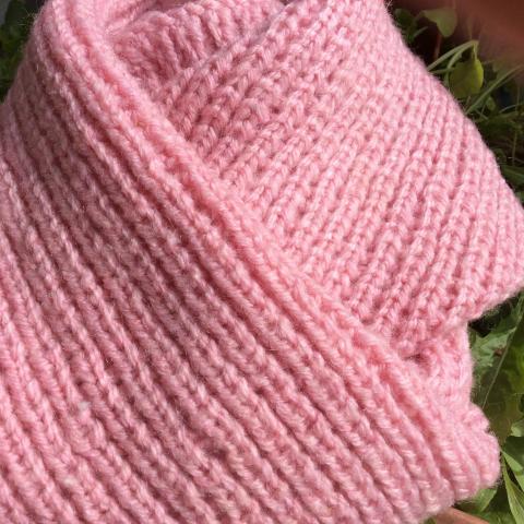 troc de  Écharpe rose tricotée main 90 cm sur 16 cm, sur mytroc