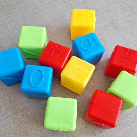 troc de  Cubes plastiques avec chiffres, sur mytroc