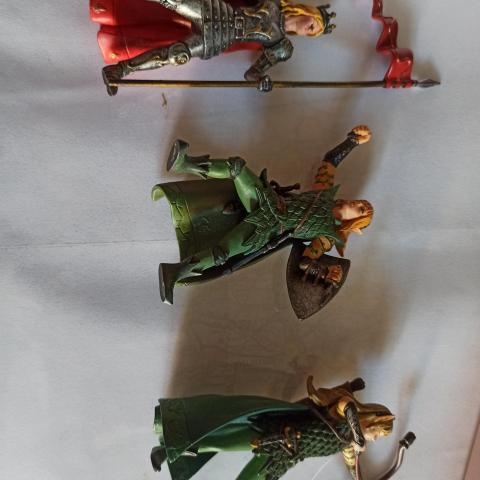 troc de  Trois figurines de collection, sur mytroc