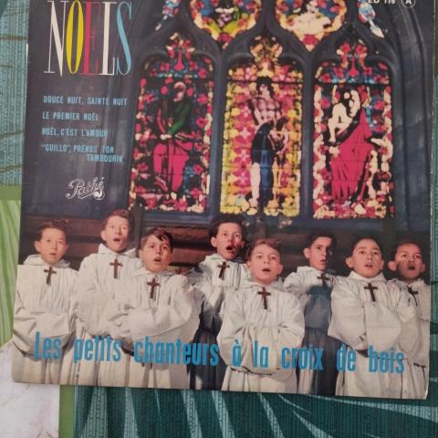 troc de  Disque vinyle 45T Les petits chanteurs à la croix de bois - Noëls, sur mytroc
