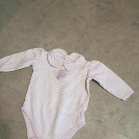 troc de  Body petit col 9 mois   (fille)  rayure mauve clair, sur mytroc