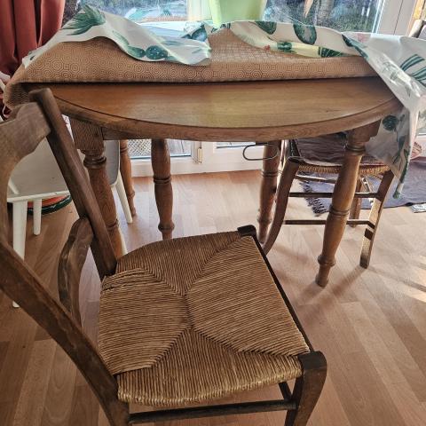 troc de  table ronde + 3 chaises, sur mytroc