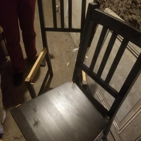 troc de  2 chaises noires en bois, sur mytroc
