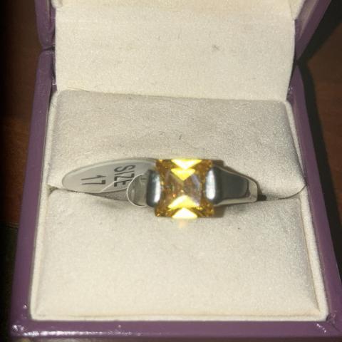 troc de  Bague argentée avec brillant jaune, sur mytroc