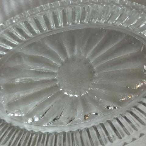 troc de  BEURRIER EN VERRE MOULE, sur mytroc