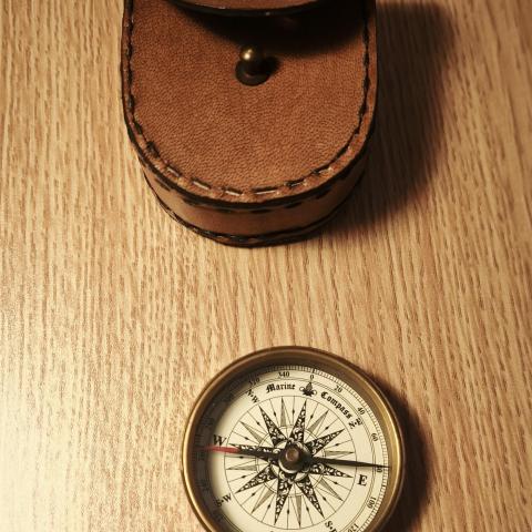 troc de  Boussole avec son etui, sur mytroc