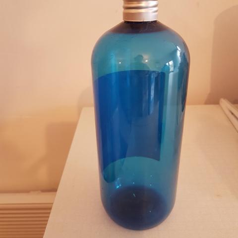 troc de  Bouteille plastique  bleue vide, sur mytroc