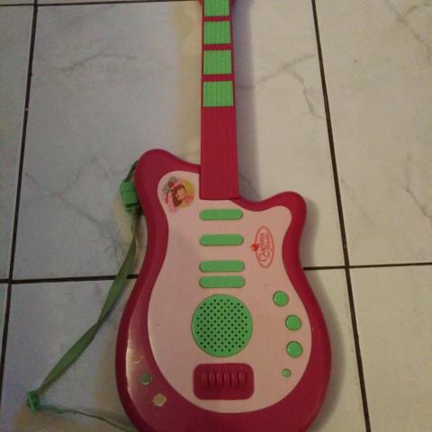 troc de  Guitare Charlotte aux fraise, sur mytroc