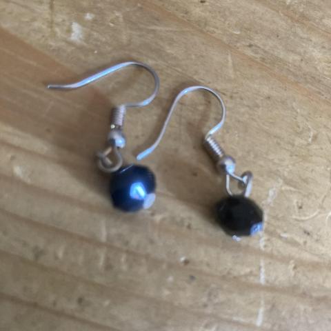 troc de  Boucles d’oreilles pendantes perles noires, sur mytroc