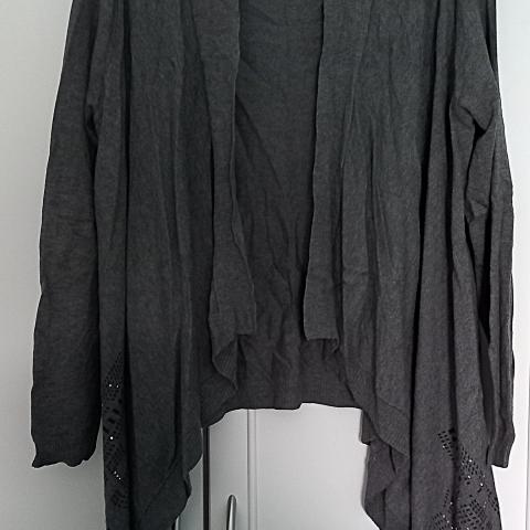 troc de  Gilet gris asymétrique ouvert., sur mytroc