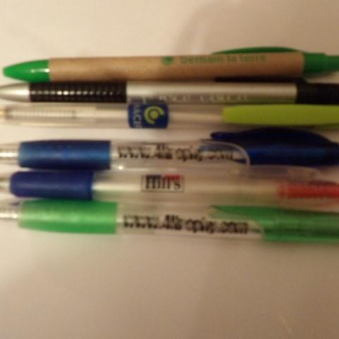 troc de  RESERVE 6 stylos publicitaires bleu ou noir en état de fonctionnement, sur mytroc