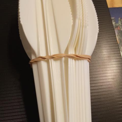 troc de  couteaux plastique 3 noisettes les 10, sur mytroc