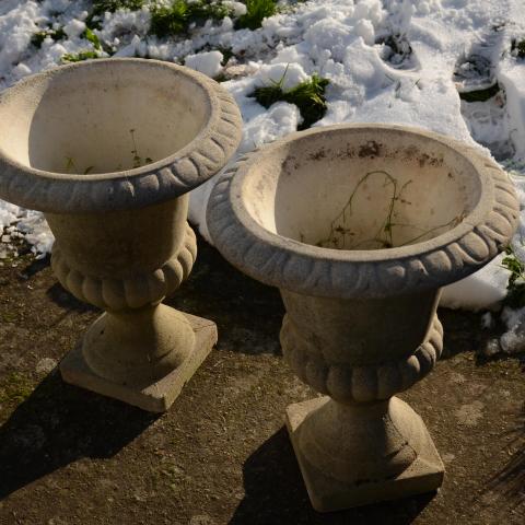 troc de  4 Pots de fleurs en pierre reconstituée, sur mytroc